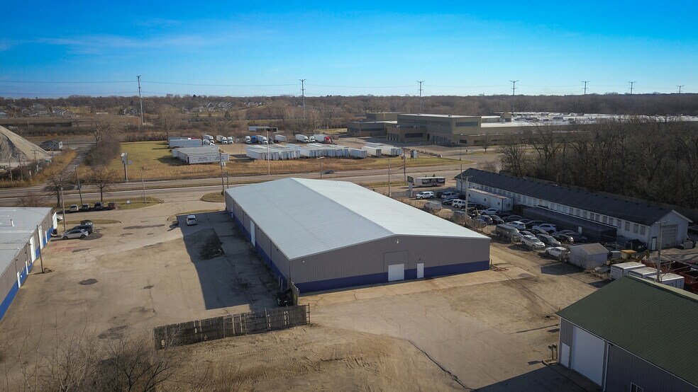 Lake Bluff Industrial/IOS/Sports-Rec portefeuille de 3 propriétés à vendre sur LoopNet.ca - Photo du bâtiment - Image 3 de 7