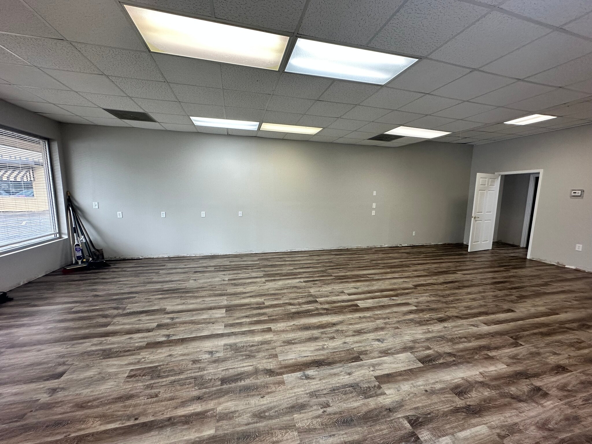 214 Atlanta Rd, Cumming, GA for lease Interior Photo- Image 1 of 4