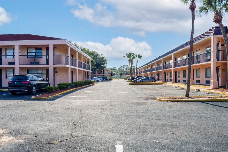 510 Lane Ave S, Jacksonville, FL à vendre - Photo du bâtiment - Image 2 de 71