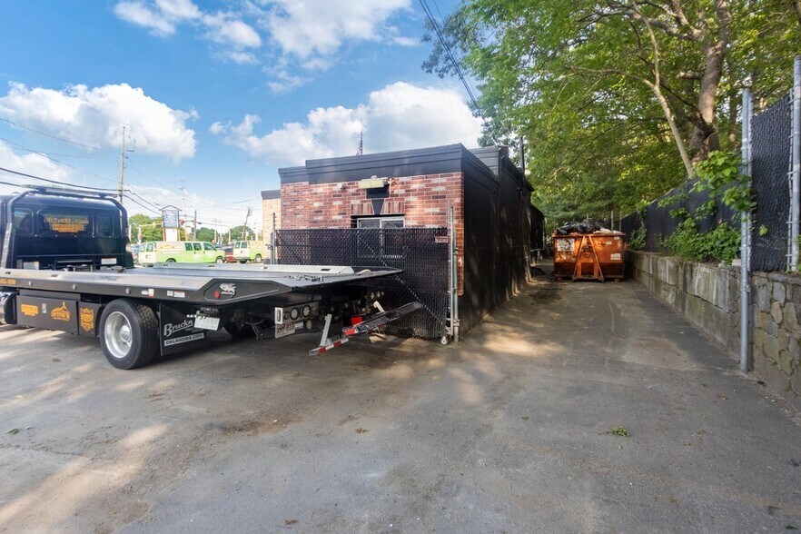 106 River St, Dedham, MA à vendre - Photo du bâtiment - Image 2 de 17