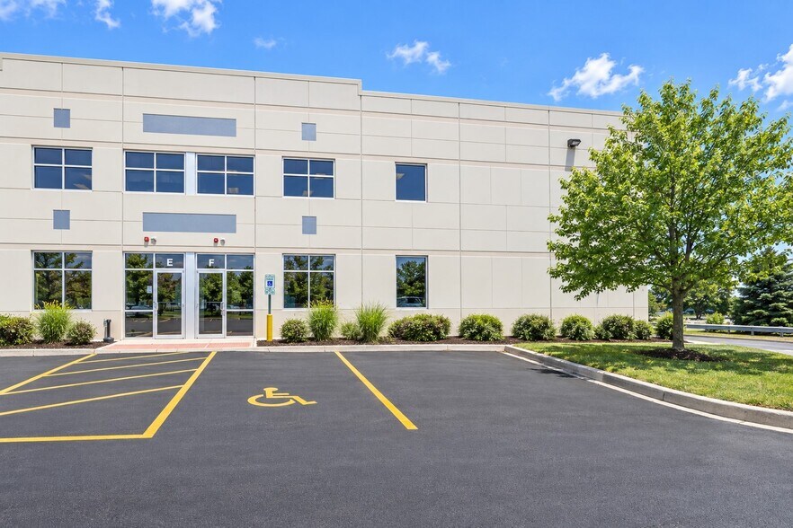 475 Quadrangle Dr, Bolingbrook, IL à louer - Photo du bâtiment - Image 3 de 13