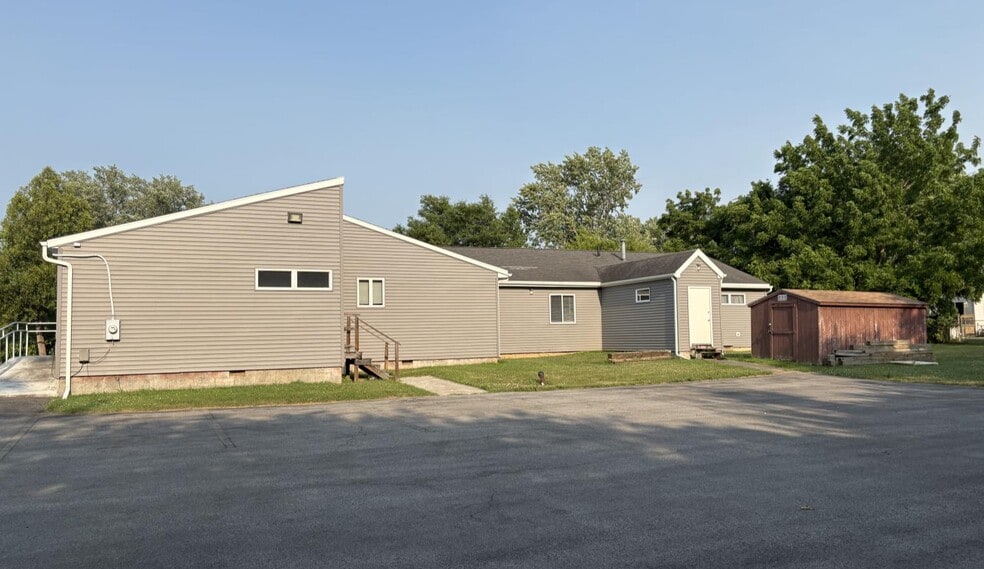 7711 Oswego Rd, Liverpool, NY à louer - Photo du bâtiment - Image 2 de 4