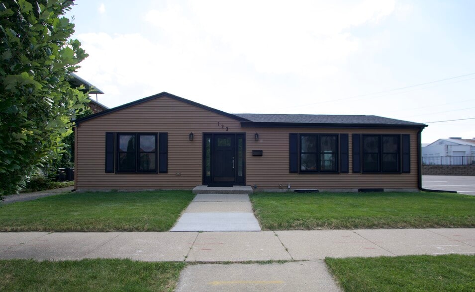 123 N Jackson St, Janesville, WI for sale - Primary Photo - Image 1 of 24