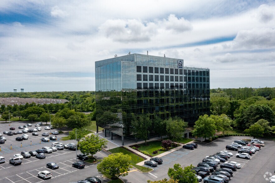 90 Merrick Ave, East Meadow, NY à louer - Photo du bâtiment - Image 3 de 5
