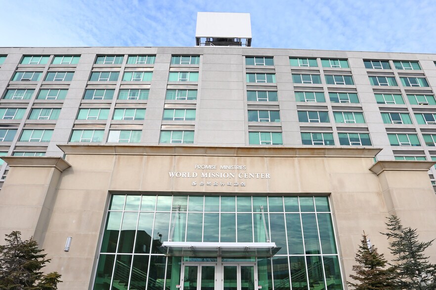 130-30 31st Ave, College Point, NY à louer - Photo du bâtiment - Image 3 de 8