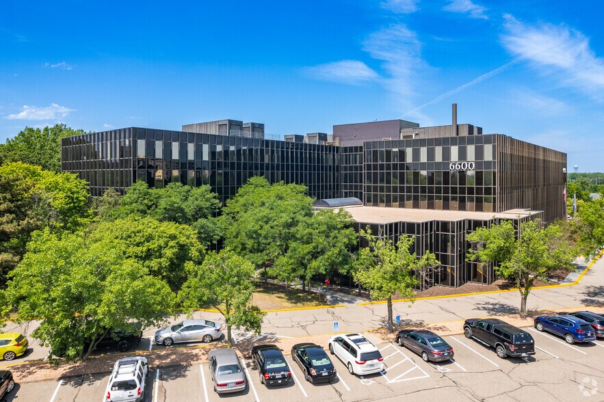 6600 France Ave S, Edina, MN à louer - Photo du bâtiment - Image 2 de 18