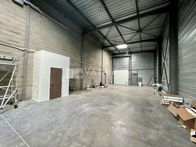 Flex in Charnay-lès-Mâcon for lease - Interior Photo - Image 2 of 6