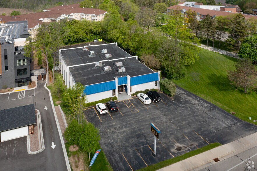 675 N Brookfield Rd, Brookfield, WI for lease - Building Photo - Image 2 of 6