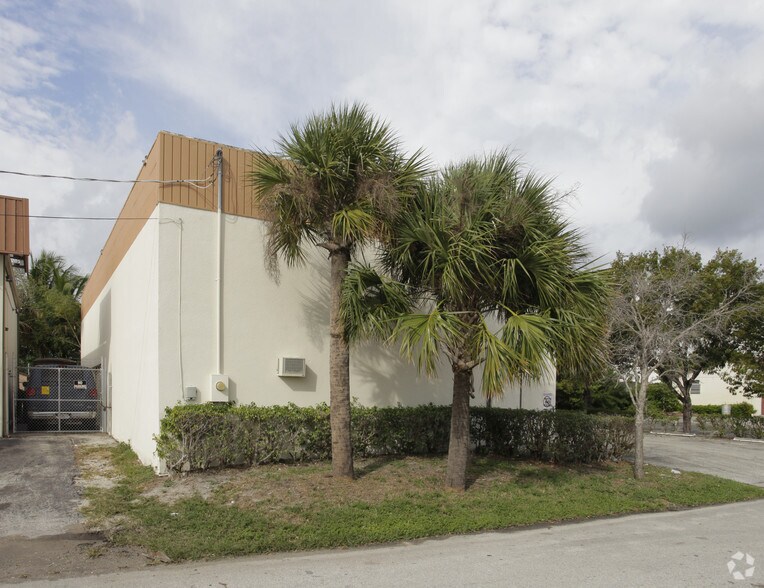 240 SE 2nd Ave, Delray Beach, FL à louer - Photo du bâtiment - Image 2 de 3