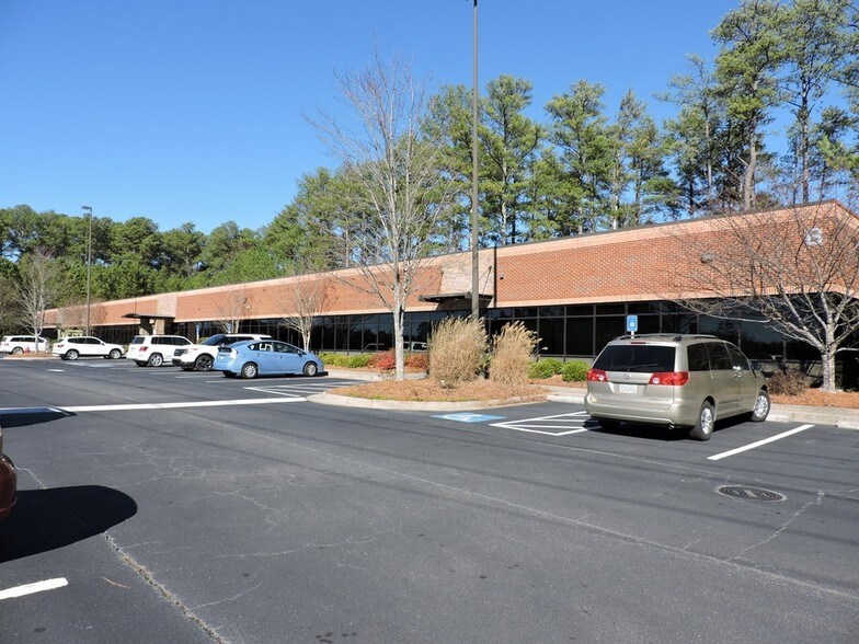 11030 Jones Bridge Rd, Alpharetta, GA à louer - Photo du bâtiment - Image 3 de 10