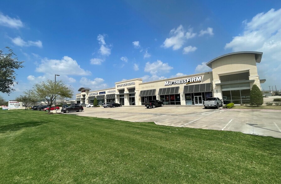 7417 W Grand Pky S, Richmond, TX à louer - Photo du bâtiment - Image 2 de 11