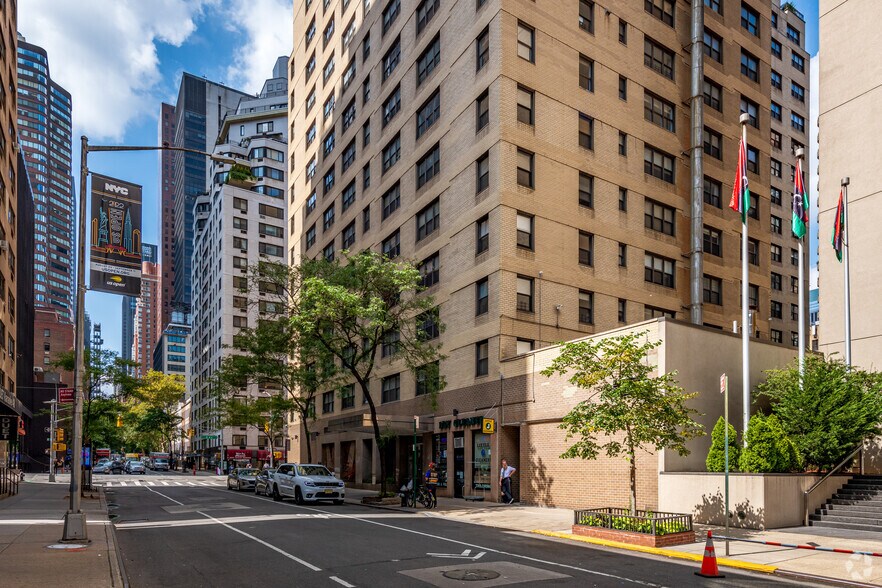 902 2nd Ave, New York, NY à louer - Photo du bâtiment - Image 3 de 4