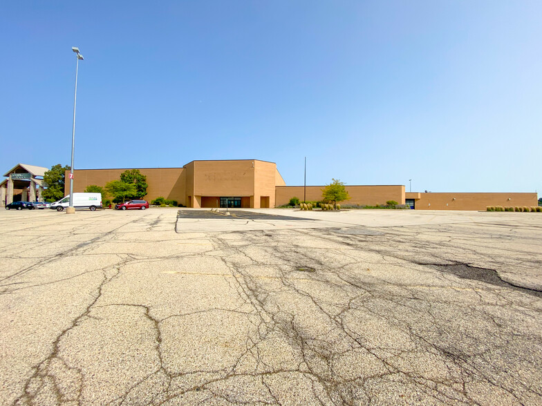 5000 Spring Hill Mall, West Dundee, IL à vendre - Photo du bâtiment - Image 1 de 1