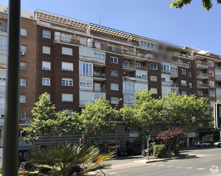 Bureau/Commerce de détail dans Madrid, Madrid à louer - Photo du bâtiment - Image 2 de 2