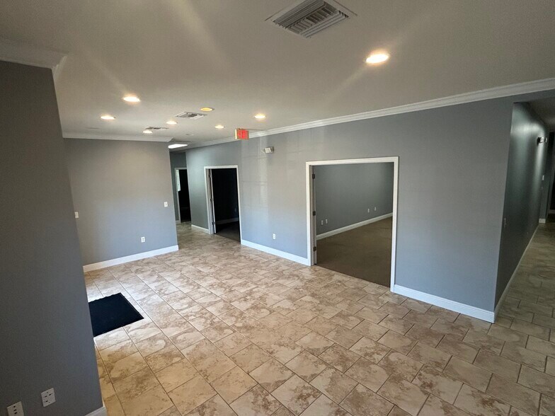 565 S Hercules Ave, Clearwater, FL à louer - Photo du bâtiment - Image 2 de 12