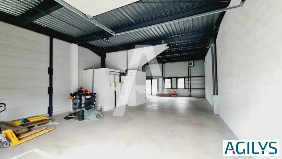 Flex in Fresnes for lease - Interior Photo - Image 2 of 6