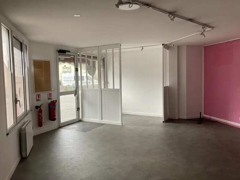 Retail in Quimper for lease - Building Photo - Image 2 of 3