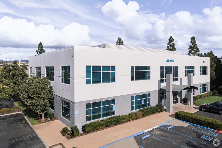 8717 Research Dr, Irvine, CA à louer - Photo du bâtiment - Image 1 de 7