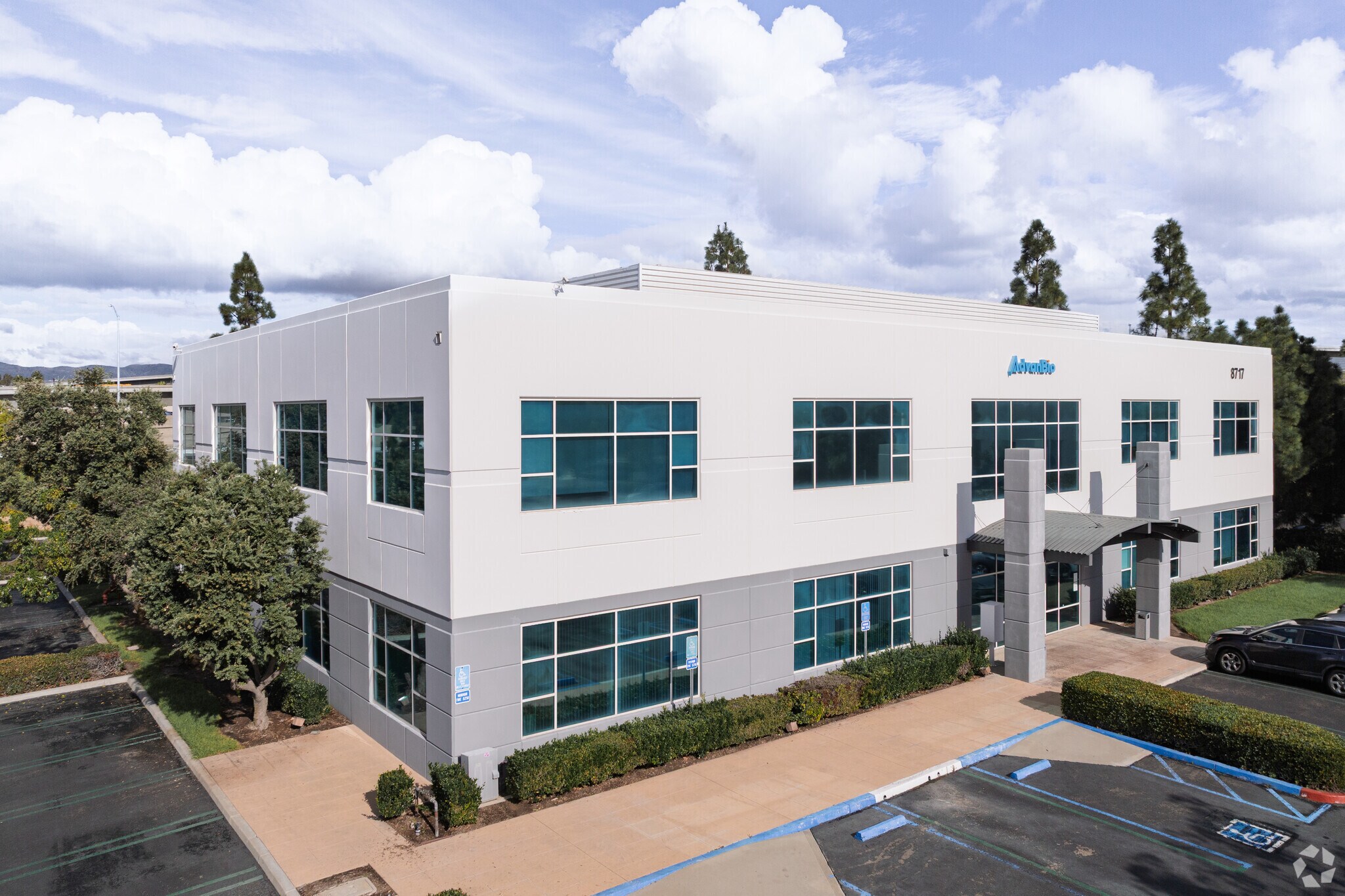 8717 Research Dr, Irvine, CA à louer Photo du bâtiment- Image 1 de 8