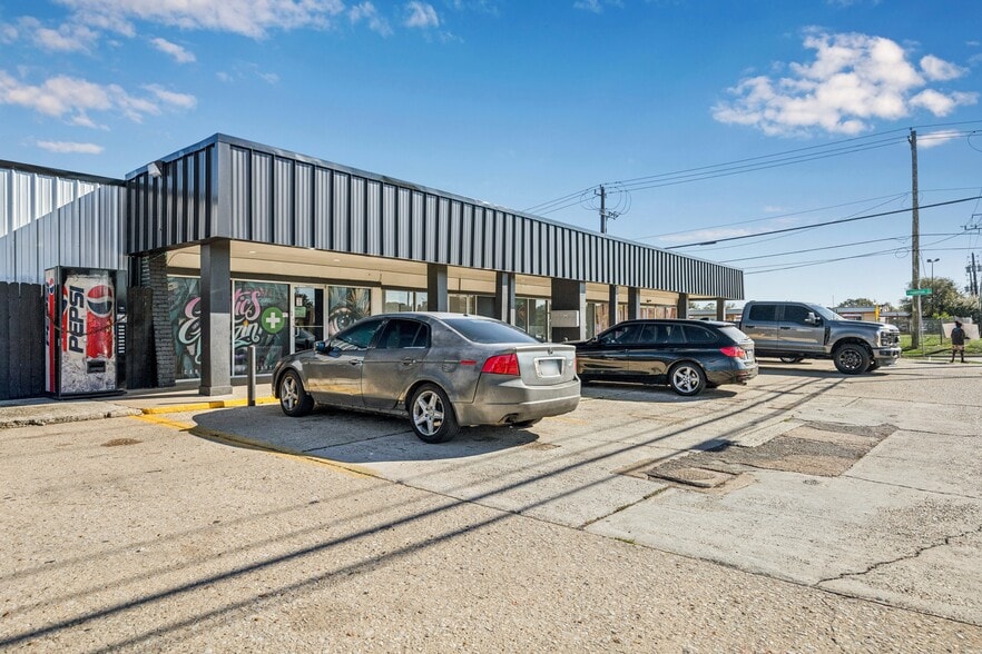 5600 Yale St, Houston, TX for sale - Building Photo - Image 2 of 9