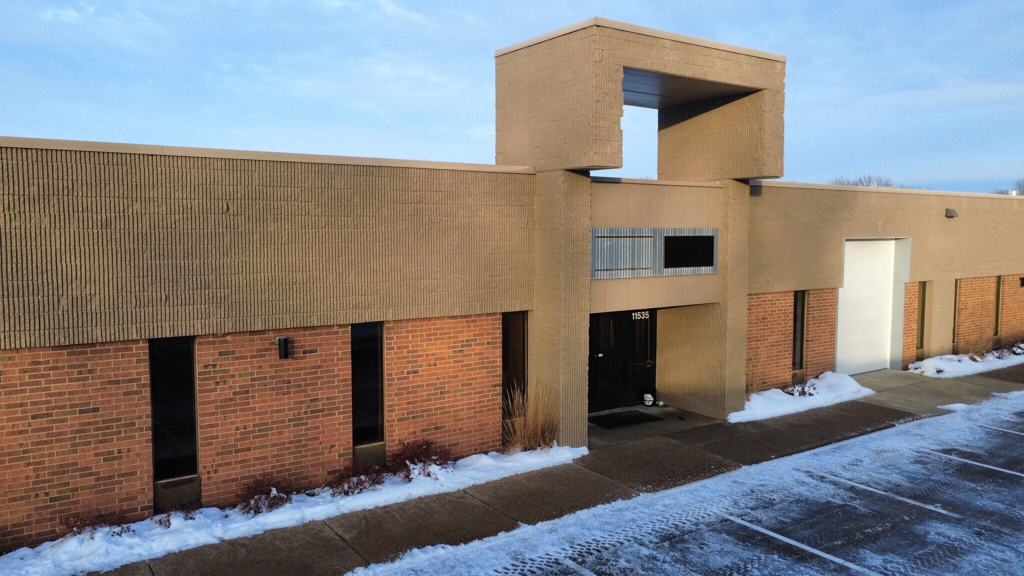 11501-11555 K Tel Dr, Minnetonka, MN for lease Primary Photo- Image 1 of 8