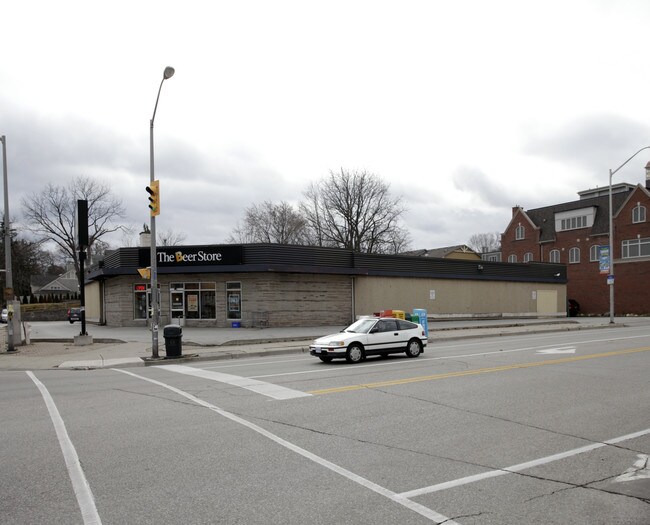Plus de détails pour 104 Lakeshore Rd W, Oakville, ON - Commerce de détail à louer