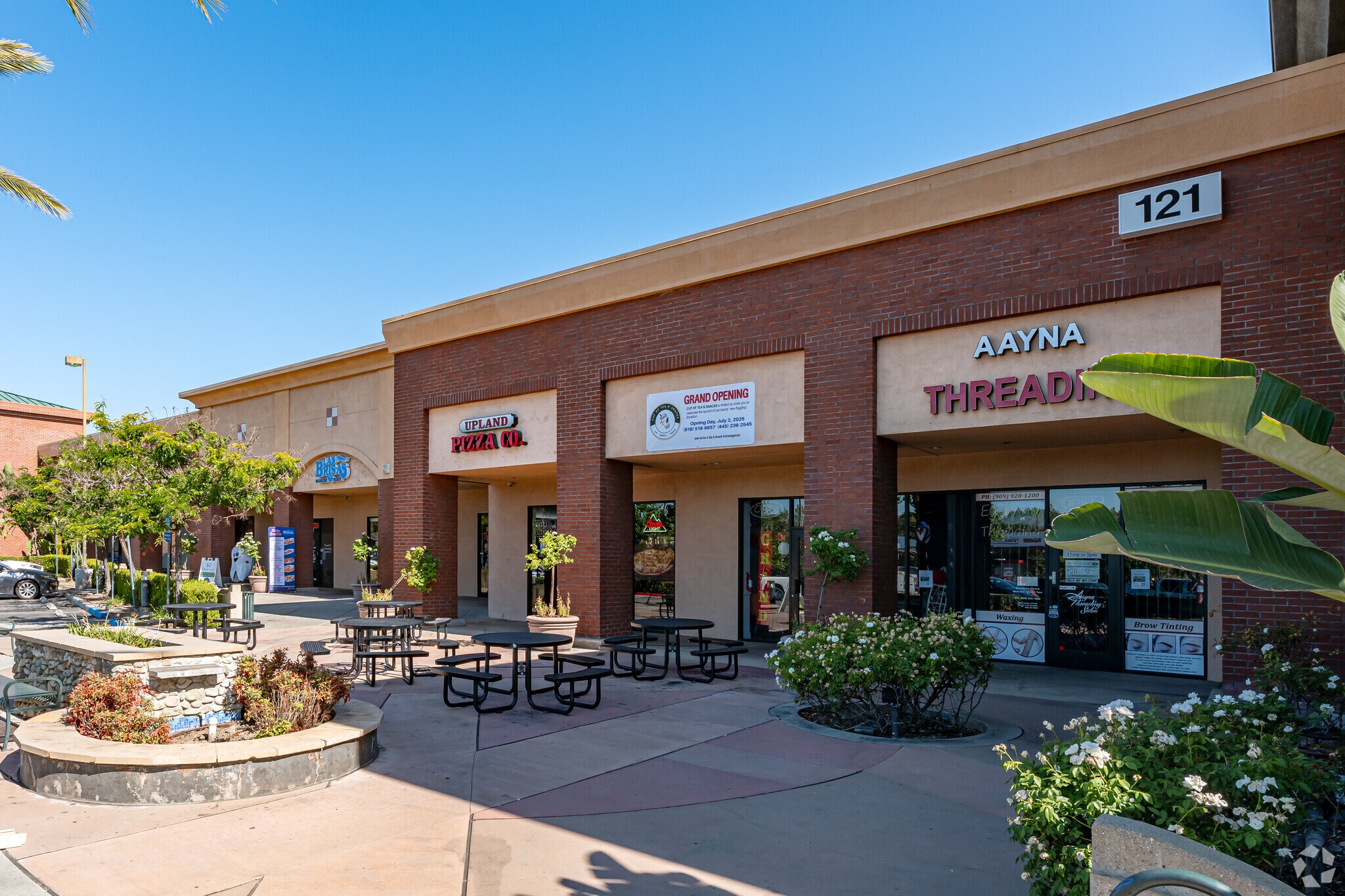 121 W Foothill Blvd, Upland, CA à louer Photo principale- Image 1 de 5