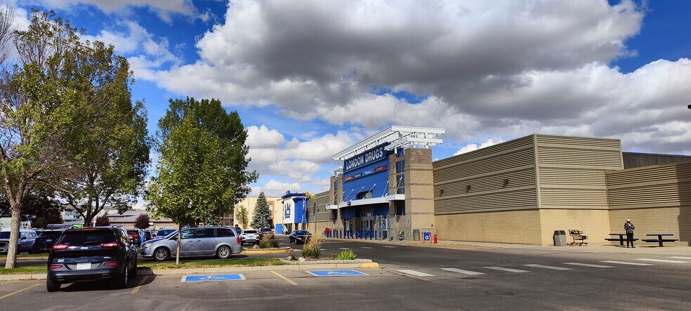 3201 13th Ave SE, Medicine Hat, AB à louer - Photo du bâtiment - Image 3 de 9
