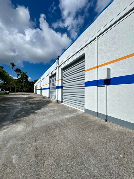 4005-4015 NW 79th Ave, Miami, FL à louer - Photo du bâtiment - Image 3 de 4