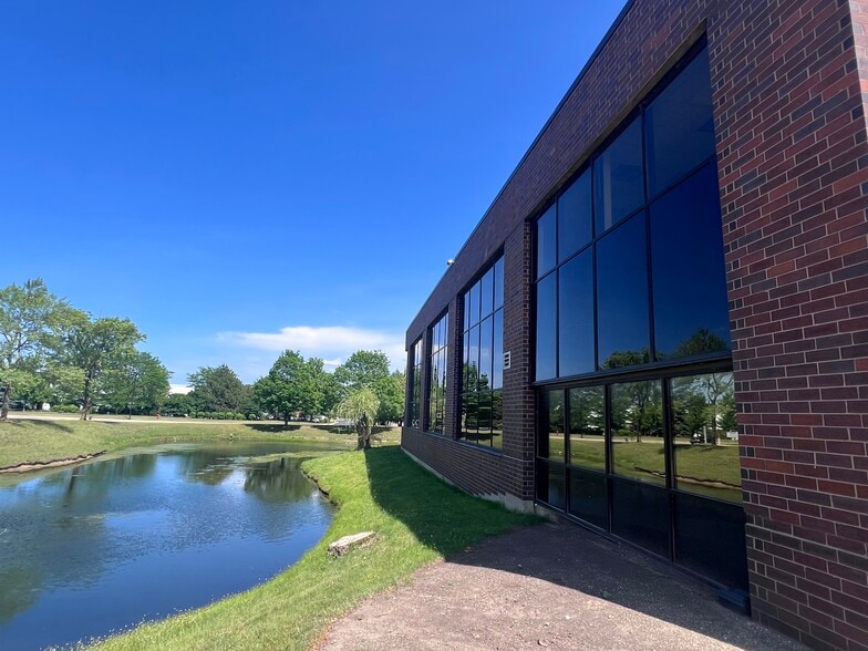 600 Heathrow Dr, Lincolnshire, IL à louer - Photo du bâtiment - Image 3 de 9