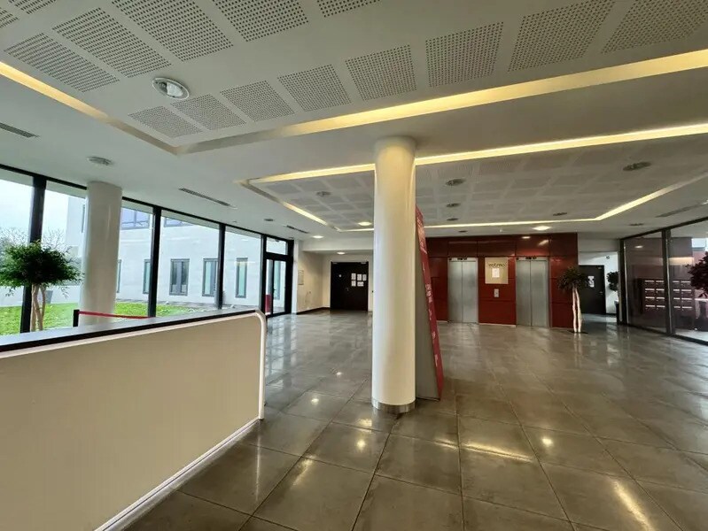 Bureau dans Rosny-sous-Bois à louer Hall d’entrée- Image 1 de 17