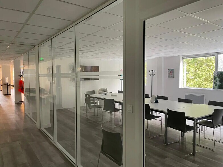 Office in Créteil for lease - Interior Photo - Image 2 of 7