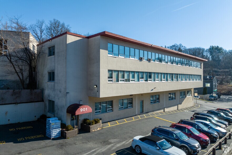 901 N Broadway, North White Plains, NY à vendre - Photo du bâtiment - Image 3 de 12