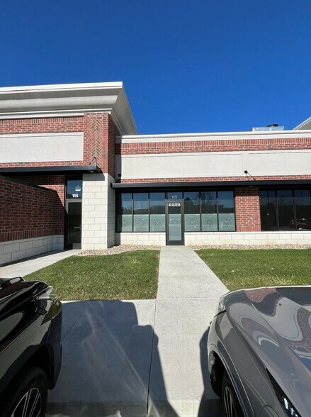 6920 EP True Pky, West Des Moines, IA à louer - Photo du bâtiment - Image 2 de 11