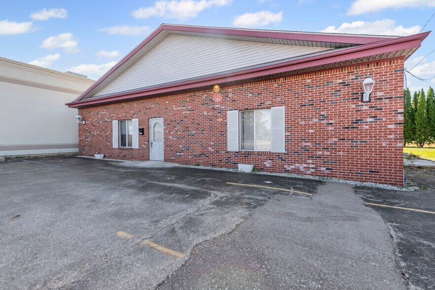 3103 Lapeer Rd, Port Huron, MI à vendre - Photo du bâtiment - Image 2 de 32