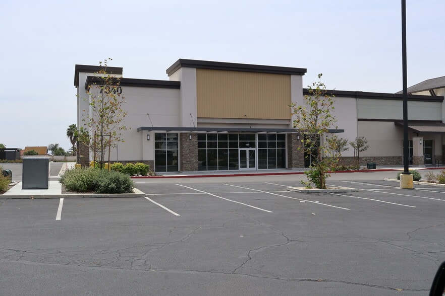 7920-7990 Limonite Ave, Jurupa Valley, CA for lease - Building Photo - Image 2 of 6