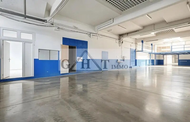 Industrial in Montreuil for sale Interior Photo- Image 1 of 11