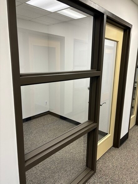 37250 Plymouth Rd, Livonia, MI for lease - Interior Photo - Image 3 of 13