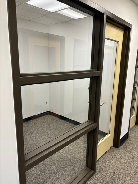 37250 Plymouth Rd, Livonia, MI à louer - Photo intérieure - Image 3 de 13