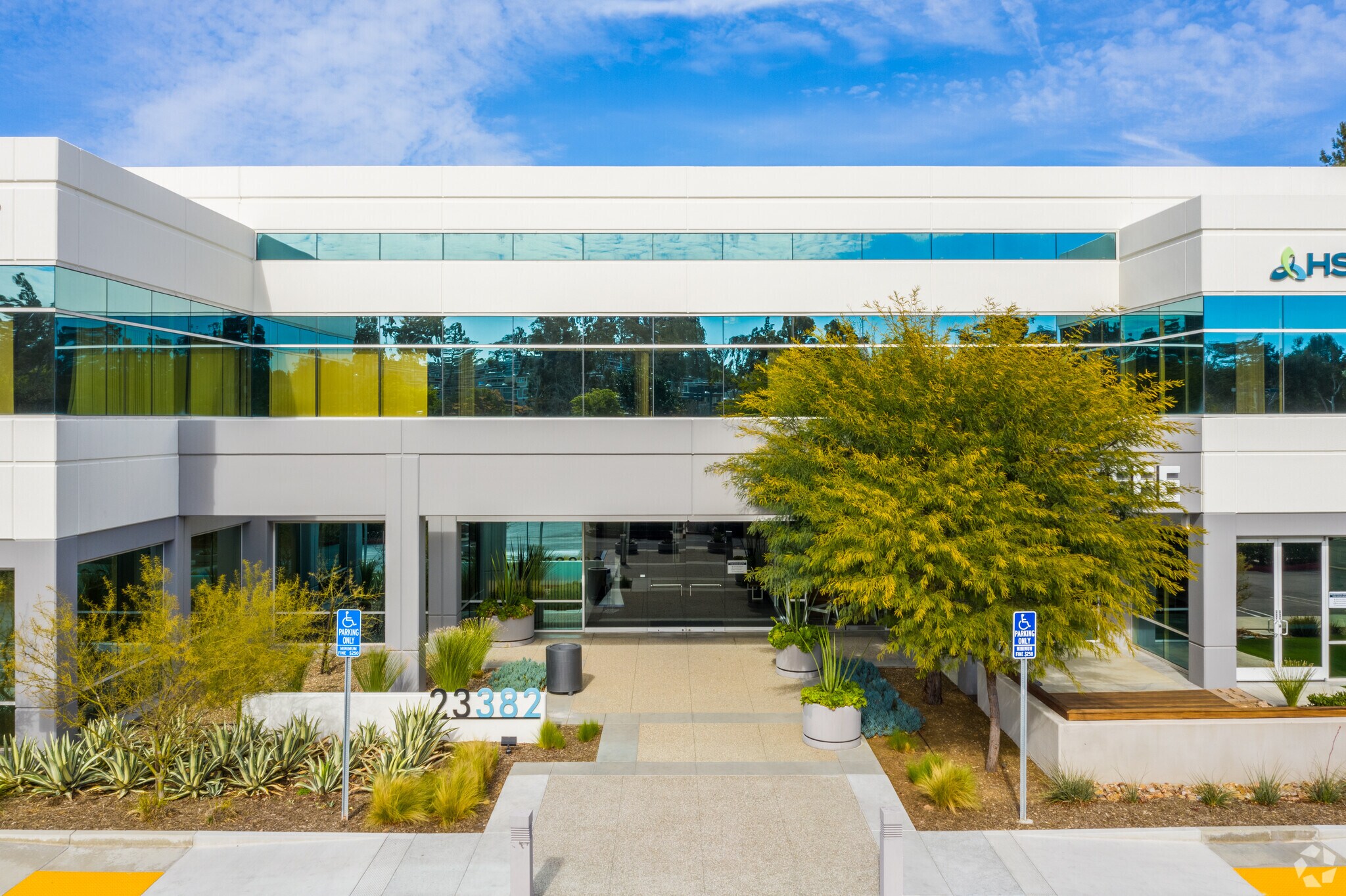 24461 Ridge Route Dr, Laguna Hills, CA à louer Photo du bâtiment- Image 1 de 40