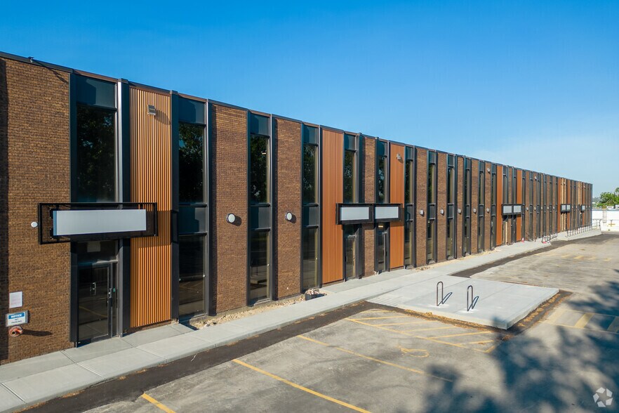 1215 38 Av NE, Calgary, AB à vendre - Photo du bâtiment - Image 1 de 10