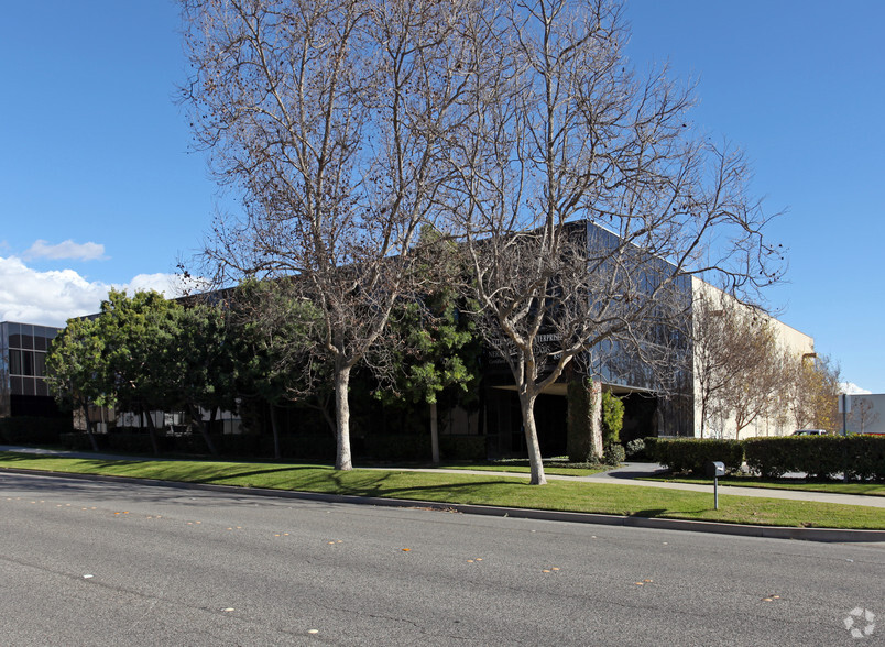 850 Flynn Rd, Camarillo, CA for lease - Primary Photo - Image 1 of 3