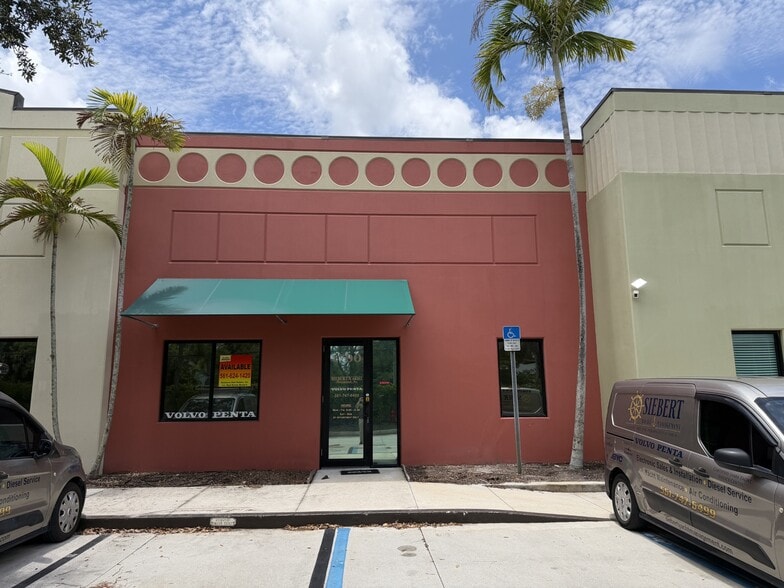 2875 Jupiter Park Dr, Jupiter, FL à louer - Photo du bâtiment - Image 2 de 4