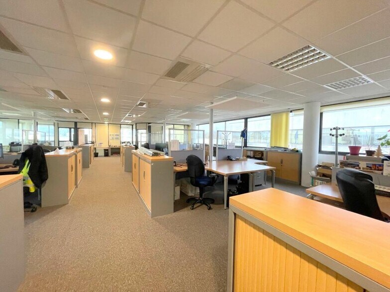 Bureau dans Poissy à louer - Photo du bâtiment - Image 1 de 18