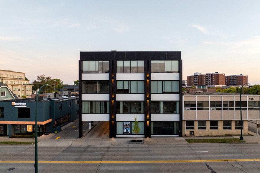 700 E Maple Rd, Birmingham, MI à louer - Photo du bâtiment - Image 1 de 16