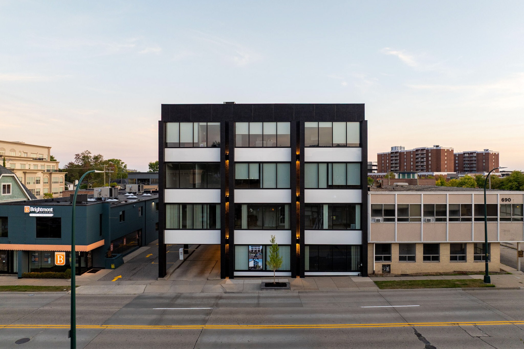 700 E Maple Rd, Birmingham, MI à louer Photo principale- Image 1 de 17