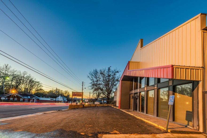 803 Laurens Rd, Greenville, SC à louer - Photo du bâtiment - Image 2 de 3