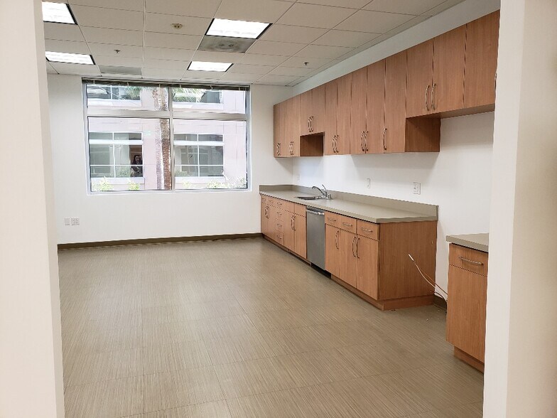 3200 E Guasti Rd, Ontario, CA à louer - Photo intérieure - Image 2 de 19