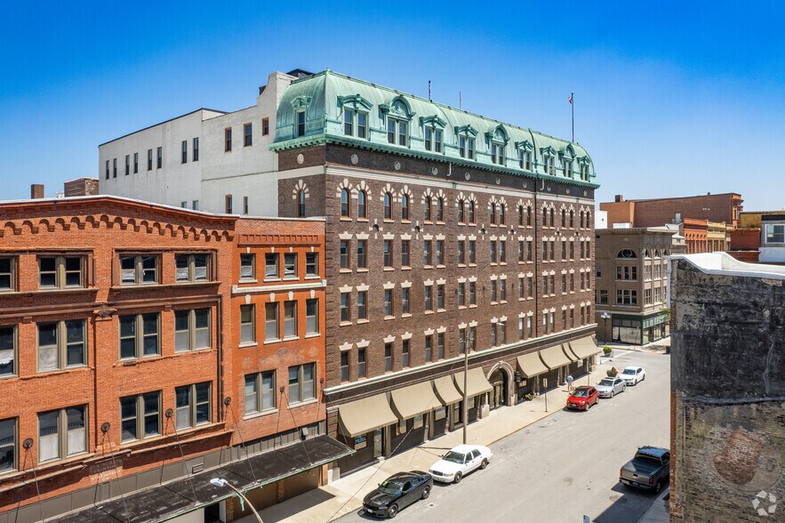 207 W Jefferson St, Bloomington, IL for lease - Building Photo - Image 2 of 6