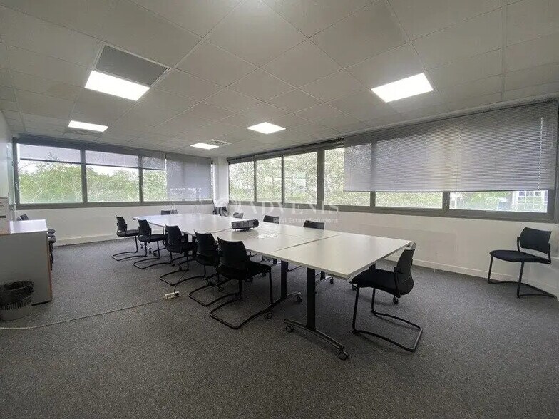 Office in Poissy for lease - Interior Photo - Image 1 of 12